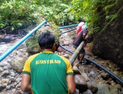 Perbaiki Pipa Saluran Air, Satgas Yonarmed 1 Kostrad Gotong Royong Bersama Warga