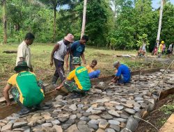 Bangun Jalan Usaha Tani, Satgas Yonarmed 1 Kostrad Karya Bakti Bersama Warga