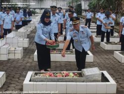 Peringatan Hari Bhakti Kementerian, Lapas Lubuklinggau Lakukan Ziarah dan Tabur Bungan di TMP Satria Bukit Sulap