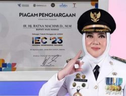 Bupati Musi Rawas Meraih Piagam Penghargaan sebagai Tokoh Penggerak UMKM pada IEC 2023.