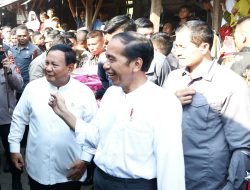 Menhan Prabowo Dampingi Presiden Jokowi Blusukan di Pasar Grogolan Pekalongan