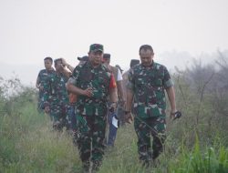 “Respon Cepat”, Danrem 042/Gapu Pimpin Langsung Padamkan Api Kebakaran Lahan Gambut