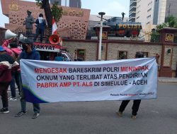 Puluhan Massa PPSJ Demo di Mabes Polri Desak Bareskrim Tutup AMP Serafon Milik PT. ALS