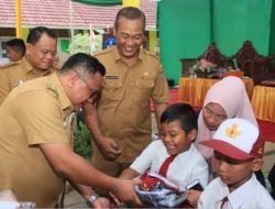 Pj Wako Lubuklinggau Serahkan Bantuan Seragam Sekolah Gratis