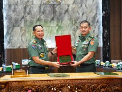 Panglima TNI Jenderal TNI Agus Subiyanto Serah Terimakan Risalah Kasad