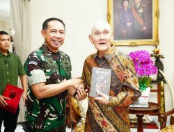 Panglima TNI Kunjungi Sesepuh TNI Jenderal TNI (Purn) Try Sutrisno