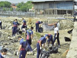 Tanggulangi Pencemaran Lingkungan, Bakamla RI Bersihkan Pesisir Pantai