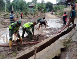 Pasca Banjir, Prajurit Kodim 0405/Lahat Bantu Warga Bersihkan Material Sampah