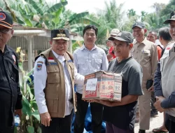 Gubernur Jambi H Al Haris Tinjau dan Serahkan Bantuan ke Warga Terdampak Banjir di Mandiangin