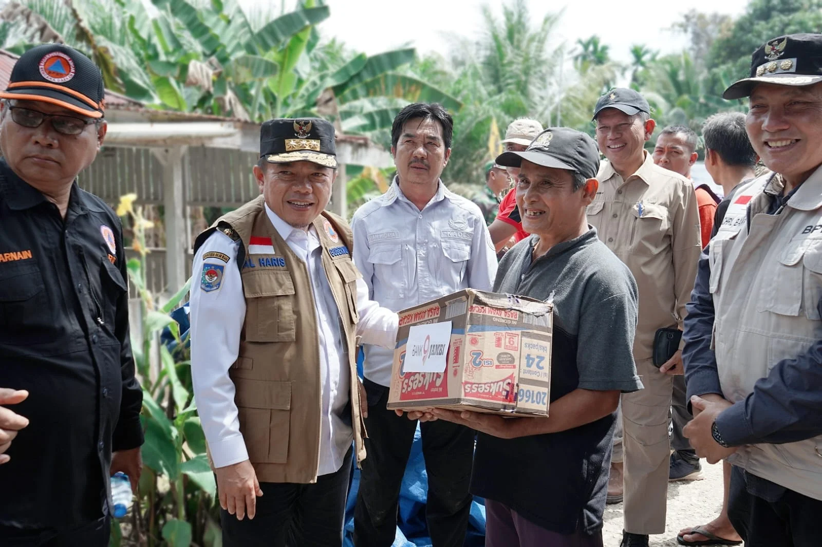 Gubernur Jambi Al Haris Serahkan Bantuan