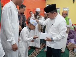 Isra’ Mi’raj di Masjid Cheng Hoo, Gubernur Al Haris Santuni Anak Yatim dan Dhuafa