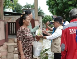 Tinjau Banjir di Sijenjang dan Seberang Kota Jambi, Gunakan Perahu Gubernur Al Haris Antar Bantuan ke Rumah Warga