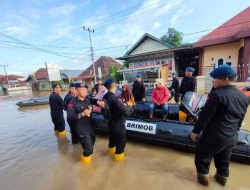 Banjir Di Kerinci dan Kota Sungai Penuh, Polda Jambi Kembali Kirim Personel Bantu Evakuasi dan Dirikan Dapur Umum