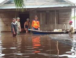 Banjir Melanda Desa, Prajurit Kodim 0419/Tanjab Bantu Evakuasi Warga