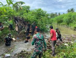 Yonif 143/TWEJ Bersama Warga Sigap Bersihkan Sampah Pasca Banjir