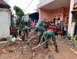 Prajurit Yonif 143/TWEJ Gotong-royong Bantu Bersihkan Material Pasca Banjir di Bandar Lampung