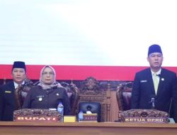 Wakil Bupati (Wabup) Musi Rawas Hj. Suwarti menghadiri Rapat Paripurna dalam rangka Pengambilan Sumpah/Janji Pengganti Antar Waktu (PAW) Anggota DPRD