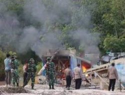 Menyala! Belasan Rakit Penambang Emas Ilegal dimusnahkan Aparat Gabungan di Jambi