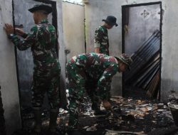 Peduli Kemanusiaan, Brigif 8/GC Bantu Bersihkan Puing Sisa Kebakaran Rumah Warga