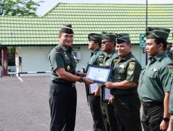 Korem 044/Gapo Berikan Penghargaan Kepada Prajurit Berprestasi