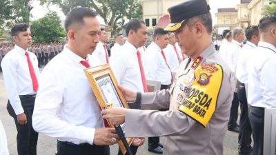 Kapolda Jambi, Irjen Pol. Rusdi Hartono Beri Penghargaan ke Personel Polda Yang Berprestasi