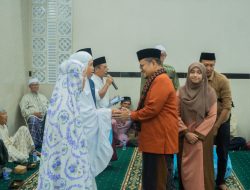 Ramadan Berbagi, H. Maulana Kembali Serahkan Puluhan Paket Sembako kepada Warga Simpang Tiga Sipin