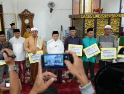 Safari Ramadhan ke Bungo, Gubernur Jambi H Al Haris Serahkan Bantuan 270 Juta Rupiah untuk Masjid dan Musholla