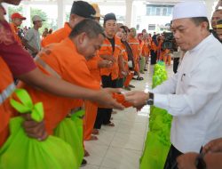 Gubernur Jambi H Al Haris Berikan Bantuan Sembako Bagi Petugas Kebersihan Kota Jambi