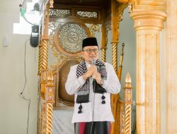 H. Maulana Menjadi Imam dan Khotib Sholat Jumat di Masjid Istiqomah Penyengat Rendah