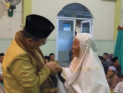 H. Maulana Kembali Bagikan Paket Sembako ke Warga Kenali Asam Bawah