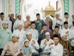 H. Maulana dan Ustadz Zayadi Makan Bersama Tokoh Masyarakat Seberang Kota Jambi