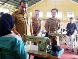 Pj Bupati Bekali Anak Putus Sekolah dengan Keterampilan Melalui Pelatihan Menjahit dan Mengelas di BLK Merangin