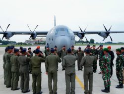 Panglima TNI Jenderal TNI Agus Subiyanto menyambut kedatangan Hercules TNI AU C-130 J