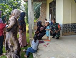 Babinsa Desa Adi Purwa Bantu Anak Rawan Stunting dengan Program Susu Bantuan