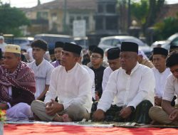 Bersama Anggota dan Masyarakat, Danrem 042/Gapu Melaksanakan Sholat Idul Fitri 1445 H 