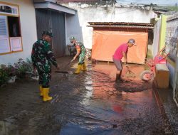 Gerak cepat, Anggota Kodim 0417/Kerinci Bantu Warga Bersihkan Lumpur Pasca Banjir di Desa Semumu Kerinci