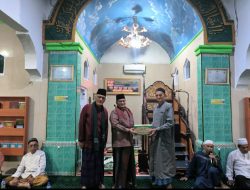 Bahagia Ramadan, H.Maulana Berikan Bantuan ke Pengurus Kebersihan Masjid Nurul Jannah Payo Selincah