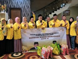 Berbagi Ramadan, H.Maulana Bagikan Paket Sembako untuk Ikatan Alumni Universitas Indonesia Wilayah Jambi