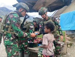 Senyuman Manis Anak Papua Bersama Prajurit Condromowo