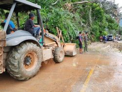 Tak Kenal Lelah, Prajurit Kodim 0420/Sarko Bantu Warga Bersihkan Tanah dan Lumpur