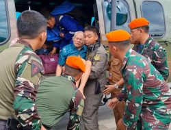 Helikopter Carakal H-225M TNI AU Evakuasi 36 Orang Lansia dan Anak Anak dari Desa Terisolir