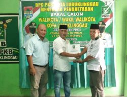 H. Rustam Effendy Kembalikan Form Pendaftaran Bakal Calon Wako Lubuklinggau.