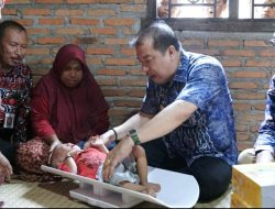 Pj Bupati Santuni Balita Stunting di Tabir,  Ajak Masyarakat Mampu Jadi Bapak Asuh Anak Stunting