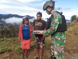 Berbagi  Alas Kaki dan Rosita di TK Bilogai Ajak Masyarakat Papua Semangat Beraktifitas