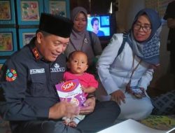 Sekda Santuni Balita Stunting di Jangkat,  Kakak Kembarnya Ingin Juga Diberi Susu