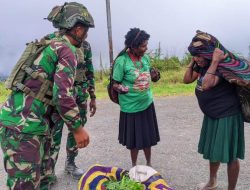 Senyuman Bahagia dan Penuh Ketulusan  Mama Papua, Daganganya di Borong Habis Satgas Yonif 509 Kostrad