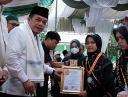 Gubernur Al Haris Berikan Hadiah Umroh Santri Hafidz 30 Juz Ponpes Nurul Jadid Singkut