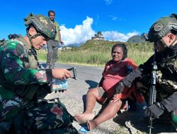 Saat Patroli Satgas Yonif 509 Kostrad Berikan Pertolongan Medis Pada Warga Instan Jaya