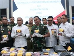 Dansatgas Pamtas RI-Mly Yonarmed 16/TK Hadiri Penyerahan Barang Bukti Sabu 21,2 Kg Dan Lima Tersangka Kepada BNN RI