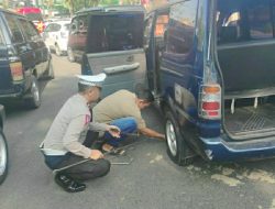 Gerak Cepat Kanit Turjagwali Satlantas Polres Bondowoso Bantu Warga Pecah Ban di Jalan Raya